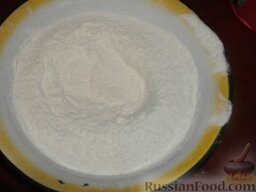 Хачапури (5): Пшеничную муку просеять и смешать с питьевой содой, затем насыпать на чистую доску холмиком (или всыпать в миску).