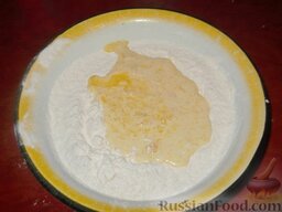 Хачапури (5): Положить туда мацони, яйцо, сливочное масло.