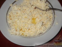 Хачапури (5): Малосольный сыр размять и перемешать с маслом и белком.    Включить духовку.