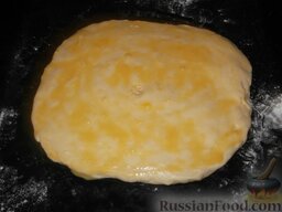 Хачапури (7): Выложить на него ровным слоем приготовленную сырную начинку.     Раскатать второй кусок теста. Начинку накрыть другим пластом теста и края его хорошо защипнуть. Сверху смазать хачапури взбитым яйцом, смешанным с молоком.