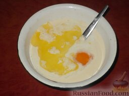 Хачапури (7): В миску налить мацони, яйцо, топленое масло (2-3 ст.ложки), соль, соду, разведенную в винном уксусе, и хорошо перемешать.