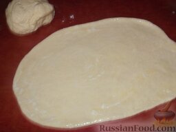 Хачапури (7): Разделить тесто на две части, раскатать каждую одну часть в пласт толщиной 0,5-1 см. Смазать топленым маслом (3-5 ст. ложек).