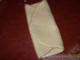 Хачапури (7): Сложить по типу конверта (в три-четыре раза) и дать немного постоять в холоде (в холодильнике 20-30 минут).