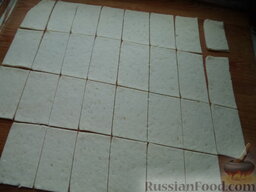 Хворост с творогом: Нарезать тесто на прямоугольники длиной 6 см и шириной 3 см.
