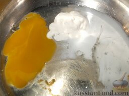 Хворост (2): Как приготовить сладкий хворост:    В миску вбить яйца. Добавить сметану, молоко, водку. Все смешать.