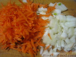 Суп гороховый с мясом: Почистите и помойте лук и морковь. Лук нарежьте кубиками. Морковь натрите на крупную терку.