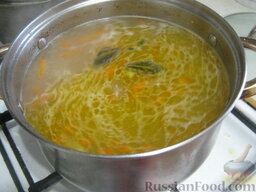 Суп гороховый с мясом: Добавьте мясо, тертую морковь, нарезанный кубиками лук. Посолите, поперчите и варите гороховый суп 2 часа (до готовности мяса).