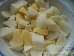 Суп картофельный с галушками: Как приготовить картофельный суп с галушками:    Картофель очистите, вымойте, нарежьте кубиками.