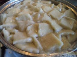 Суп картофельный с галушками: Картофель готов. Затем закладывайте галушки. Галушки опустите в суп и варите при слабом кипении, пока не всплывут (около 5 минут). Суп картофельный с галушками готов.