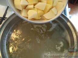 Суп картофельный с галушками: Вскипятите бульон. Опустите в кипящий бульон картофель.