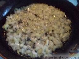 Солянка с картофелем по-домашнему: Разогрейте сковороду, налейте растительное масло. В горячее масло добавьте подготовленный лук. Обжарьте лук на среднем огне, помешивая, до золотистости (2-3 минуты).