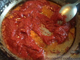 Солянка с картофелем по-домашнему: Разогрейте другую сковороду, налейте 1 ст. ложку растительного масла. В горячее масло добавьте томатную пасту. Обжарьте томатную пасту на среднем огне, помешивая, 1-2 минуты.