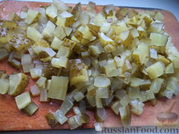 Солянка с картофелем по-домашнему: Огурцы нашинкуйте кубиками.