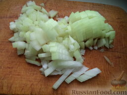 Солянка с картофелем по-домашнему: Лук очистите, вымойте, мелко нашинкуйте.