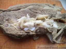 Солянка с картофелем по-домашнему: Готовое мясо выньте из бульона.