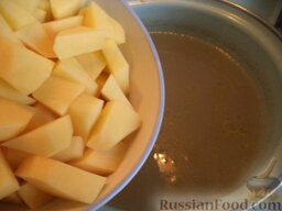 Солянка с картофелем по-домашнему: После чего добавьте нарезанный кусочками (или кубиками) картофель. Картофель варите в бульоне в течение 5-6 минут.
