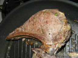 Фаршированный челагач: Обжарить мясо с двух сторон примерно по 2 минуты, а затем прямо в сковороде поставить в разогретую духовку (режим 