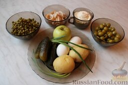 Салат «С новым годом!»: Отварите картофель и яйца (свеклу отварите по желанию, для украшения салата).
