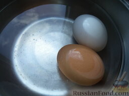 Салат из сыра, яиц и редиса: Как приготовить салат из сыра, яиц и редиса:    Яйца отварить вкрутую (10 минут на среднем огне). Охладить.