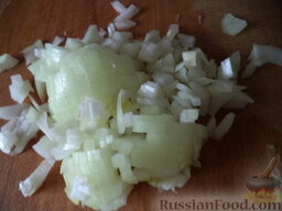 Салат из сыра, яиц и редиса: Лук очистить, вымыть, нарезать соломкой.
