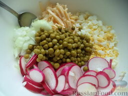 Салат из сыра, яиц и редиса: Все ингредиенты выложить в миску.