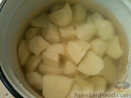 Отварной картофель со сметаной и укропом: Как приготовить отварной картофель со сметаной и укропом:    Картофель очистить, вымыть и нарезать.