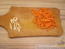 Буженина, запеченная в фольге: Чеснок и морковь очищают, нарезают узкими кусочками.
