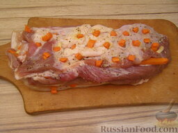 Буженина, запеченная в фольге: С помощью острого тонкого ножа делают в куске свинины надрезы и нашпиговывают свинину чесноком и морковью.