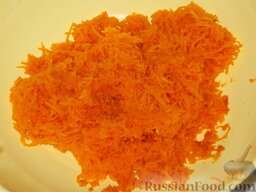 Котлеты из моркови: Отварную морковь пропустить через мясорубку или натереть на мелкой терке.