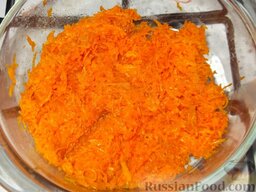 Котлеты из моркови: Переложить морковь в кастрюлю, добавить масло (1 ст. ложка), перемешать. Морковь прогреть с подсолнечным маслом.