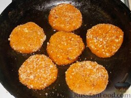 Котлеты из моркови: На сковороде разогреть растительное масло. Выложить котлеты в разогретое масло и обжарить морковные котлеты с двух сторон на подсолнечном масле на среднем огне. Сначала 3-5 минут жарить с одной стороны.