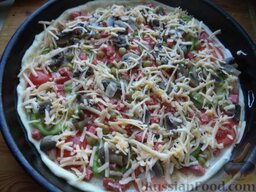 Пицца с маринованными грибами и колбасой: Посыпьте пиццу тертым сыром, полейте маслом.