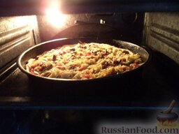 Пицца с маринованными грибами и колбасой: Поместите форму с изделием в разогретую духовку на среднюю полку. Выпекайте в течение 20 минут до готовности при  температуре 190 градусов.