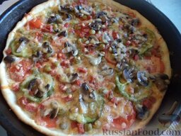 Пицца с маринованными грибами и колбасой: Пицца с маринованными грибами и колбасой готова.