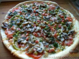 Пицца с маринованными грибами и колбасой: Готовую пиццу украсьте измельченной зеленью петрушки и базилика.  Приятного аппетита!