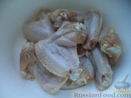 Куриные крылышки в соевом соусе: Как приготовить куриные крылышки с соевым соусом:    Куриные крылышки промывают и укладывают в эмалированную емкость.