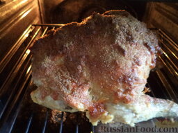 Курица, фаршированная яблоками: Курицу помещают на решетку в духовку на среднюю полку. Подставляют противень на нижнюю полку (сок при жарке будет капать).  Курицу жарят на решетке до готовности при температуре 200 градусов (около 60 минут).  Курица, фаршированная яблоками готова.