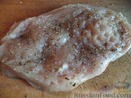 Куриные грудки в сметане: Далее натирают солью, перцем и сушеным базиликом.