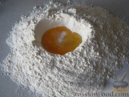 Тесто для пельменей с яйцом: Делают в муке воронкообразное углубление для подсоленной воды и яиц. Замешивают тесто.
