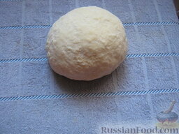 Тесто для пельменей с яйцом: Доводят тесто до однородной густой консистенции, накрывают полотенцем и дают расстояться 30—40 минут.