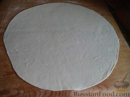 Вареники с картофелем и грибами или капустой: Тесто разделить на две части. Подсыпая муку раскатать тесто в тонкий пласт (около 2 мм).