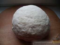 Вареники с картофелем и грибами или капустой: Замесить руками мягкое тесто. Тесто готово, накрыть полотенцем.