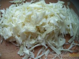 Вареники с картофелем и грибами или капустой: Пока варится картофель, нарезать капусту белокочанную. Или промыть капусту квашенную. Или отварить сушеные грибы.