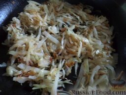 Вареники с картофелем и грибами или капустой: К луку добавить капусту свежую или квашенную. Или отварные грибы.  Перемешать. Тушить все вместе, помешивая, до мягкости капусты (около 10-12 минут).