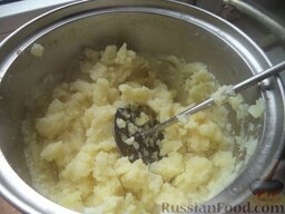 Вареники с картофелем и грибами или капустой: Воду слить с картофеля. Размять картофель в пюре.