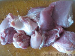 Фарш для беляшей: Как приготовить фарш для беляшей:    Мясо следует помыть, нарезать небольшими кусочкам.
