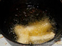 Карамелизованные яблоки: В воке или во фритюрнице разогреть масло. Яблоки затем сразу жарить во фритюре 2-3 минуты, пока они не подрумянятся.
