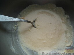 Песочное тесто: Масло, сахар и яйца размешивают ложкой или деревянной лопаточкой до получения однородной массы.