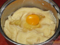 Заварное тесто: Затем, перемешивая, по одному добавляют яйца.