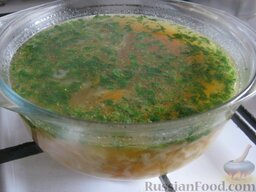 Самый простой суп: По готовности картофеля снять суп с огня (сдвинуть на край плиты) и добавить нашинкованную зелень. Посолить.  В самый простой суп можно добавить пару ложек соевого соуса вместо соли.